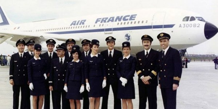 الخطوط الجوية الفرنسية تفرض الحجاب على المضيفات خلال الرحلات إلى إيران وبعضهن يرفضن ارتداءه.