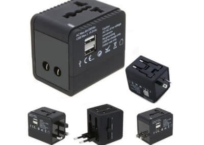 شاحن يونيفيرسال متنقل بمدخلين يو اس بي وقابس (للولايات المتحدة وبريطانيا واستراليا واوروبا) كله في واحد