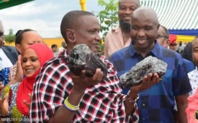 ودّع الفقر.. عامل بسيط يجد “حجرين كريمين” ويصبح مليونيراً