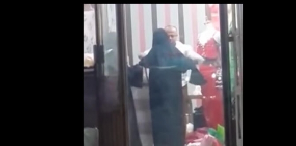 فيديو لخياط يأخذ قياسات امرأة يثير جدلاً واسعاً في السعودية